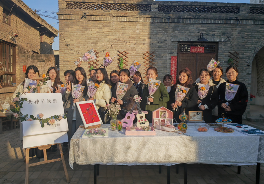 城投集團開展“芳華悅己 向美而(ér)生”三八節主題活動