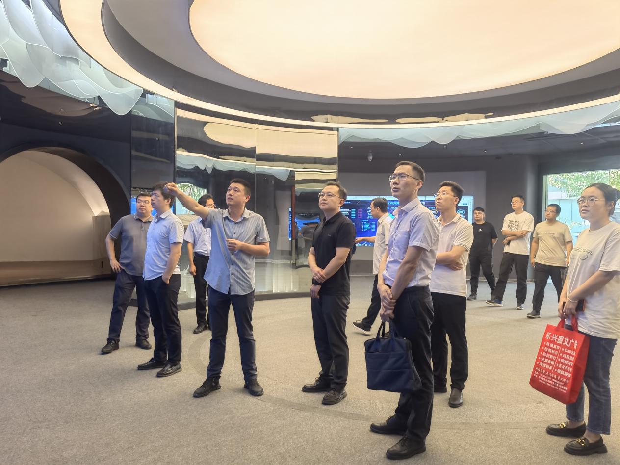 省發展改革委數字經濟處調研示範區老虎雲谷數字化轉型促進中心項目